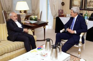 Iranian Foreign Minister Zarif and US Secretary of State Kerry in Paris on 16 Jan. 2015. (Source: US State Department)